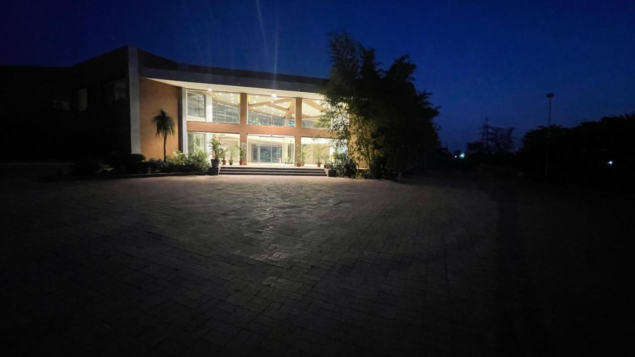 Heaven 7 Hotel & Resort Himatnagar Exterior photo